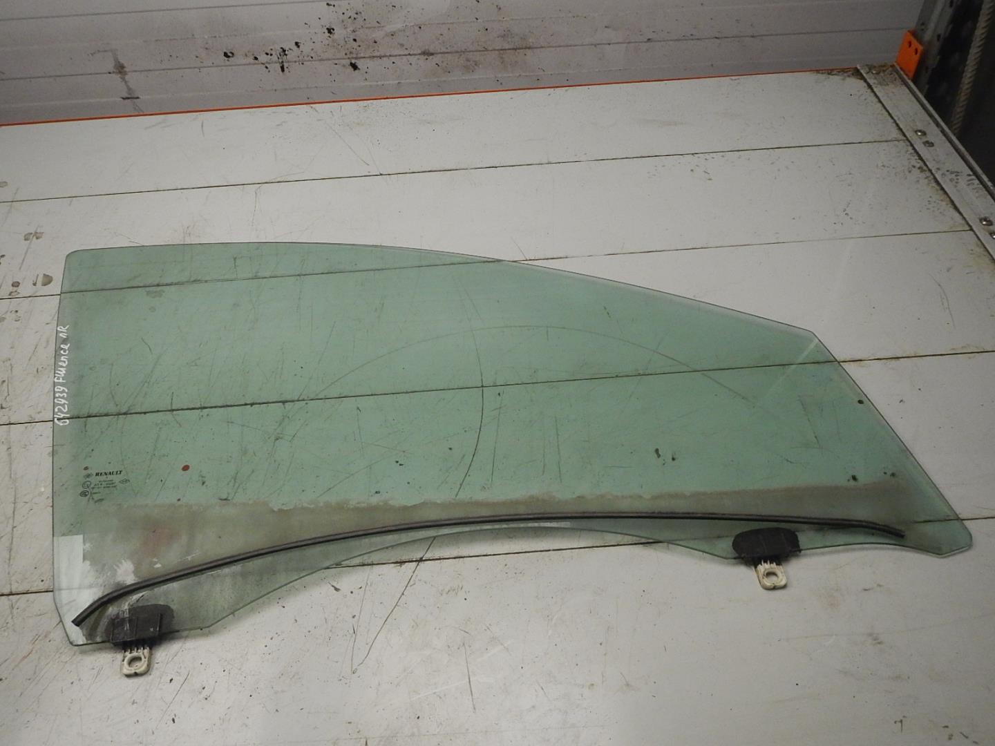 Стекло двери передней правой