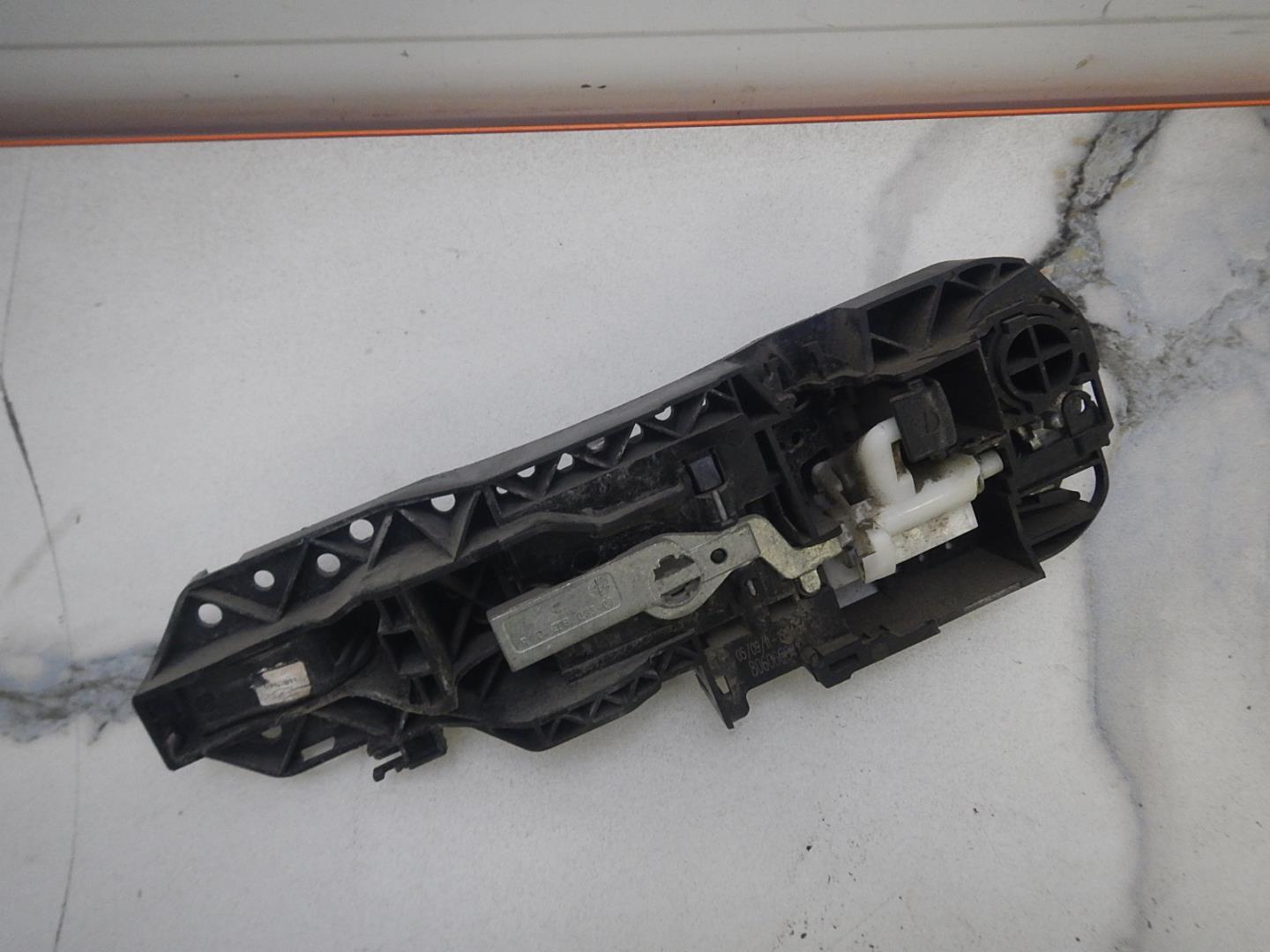 Ручка двери передней наружная правая