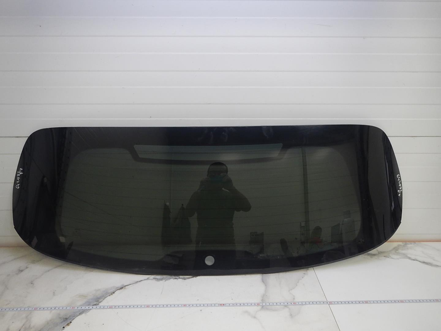 Стекло двери багажника