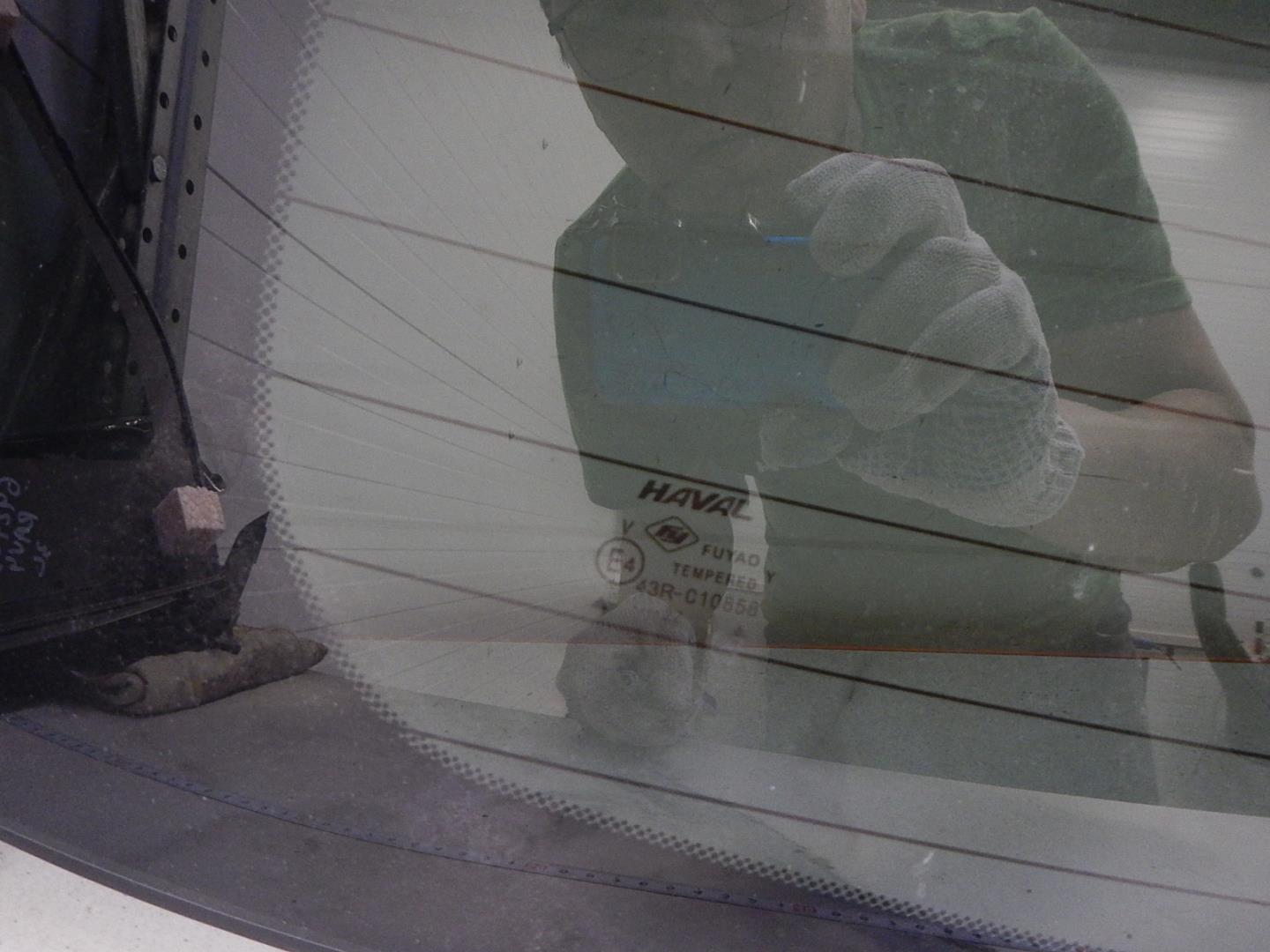 Стекло двери багажника