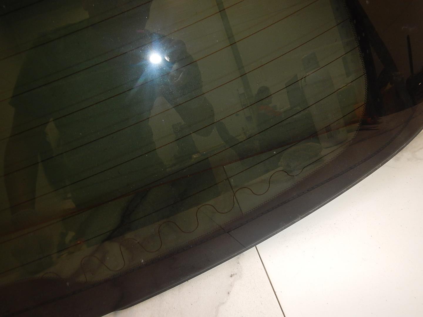 Стекло двери багажника