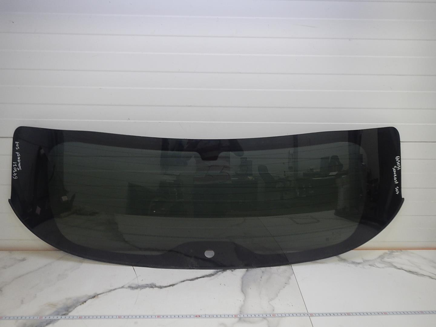 Стекло двери багажника