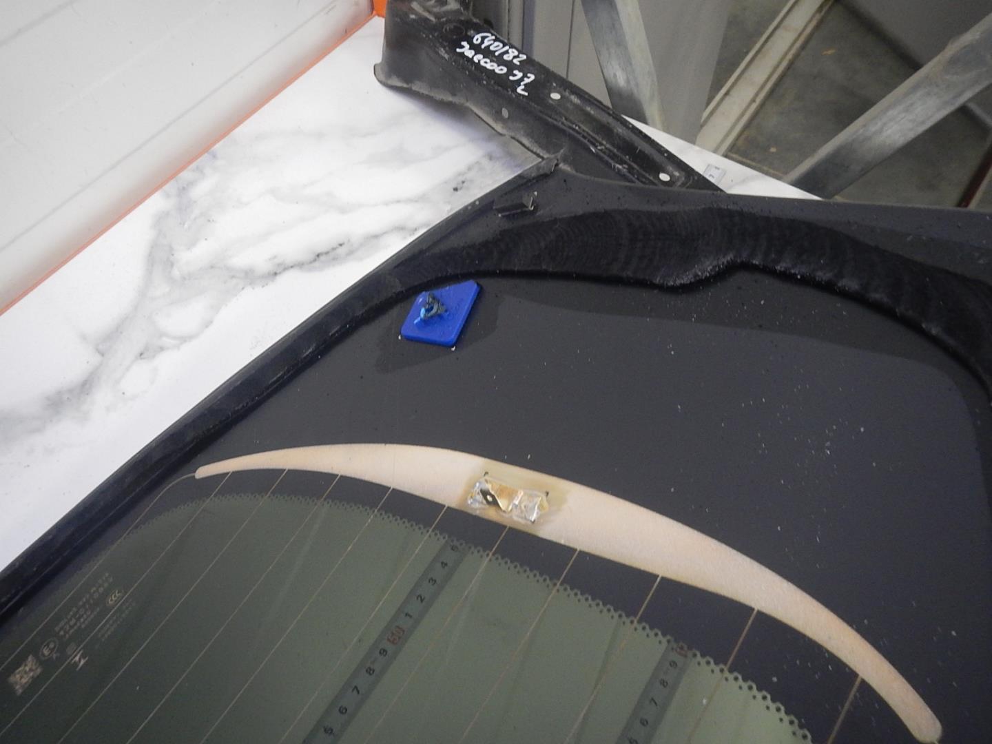 Стекло двери багажника