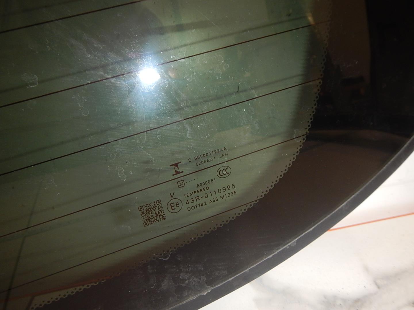 Стекло двери багажника