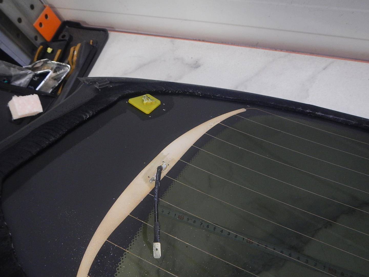 Стекло двери багажника