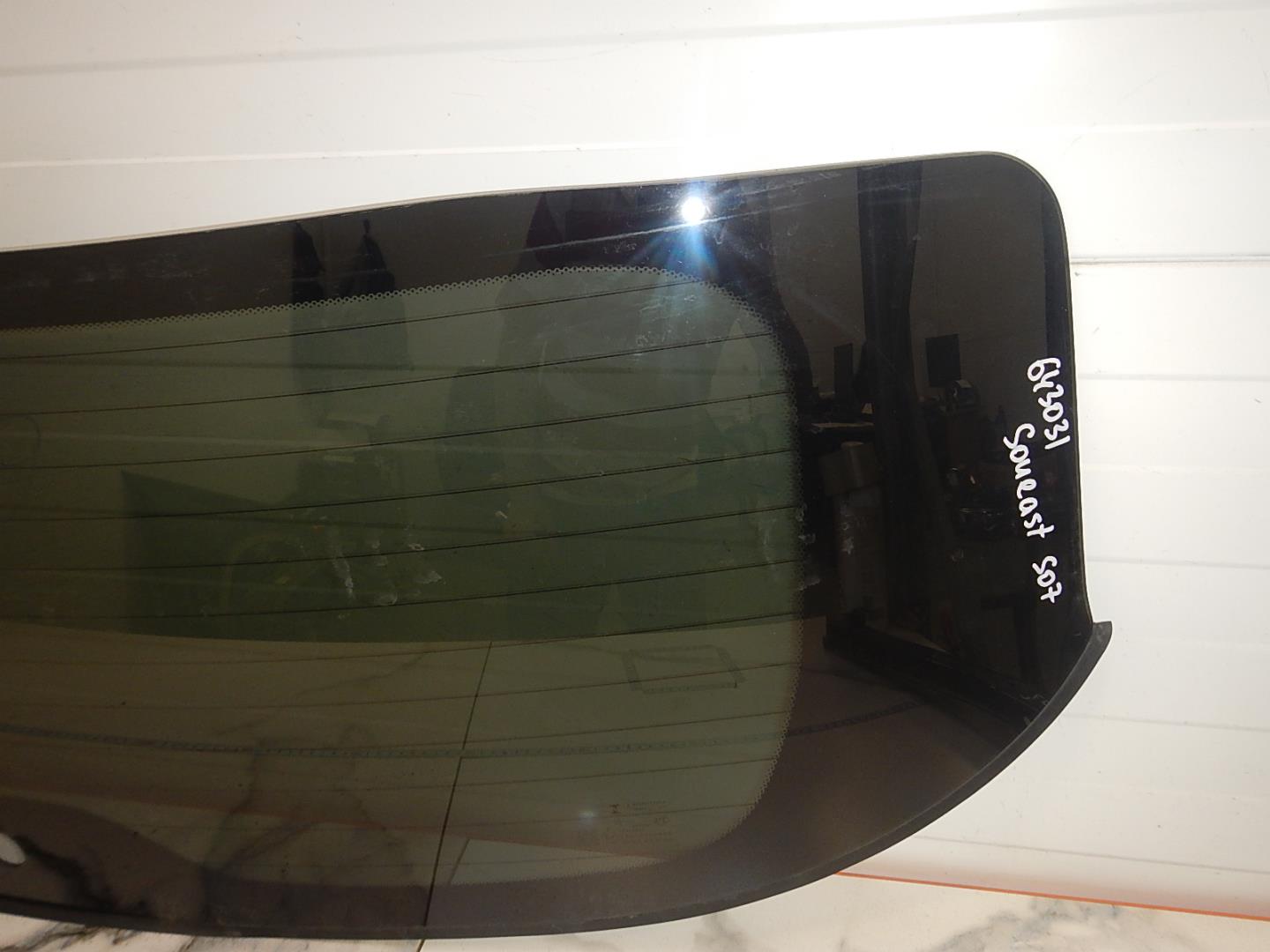 Стекло двери багажника