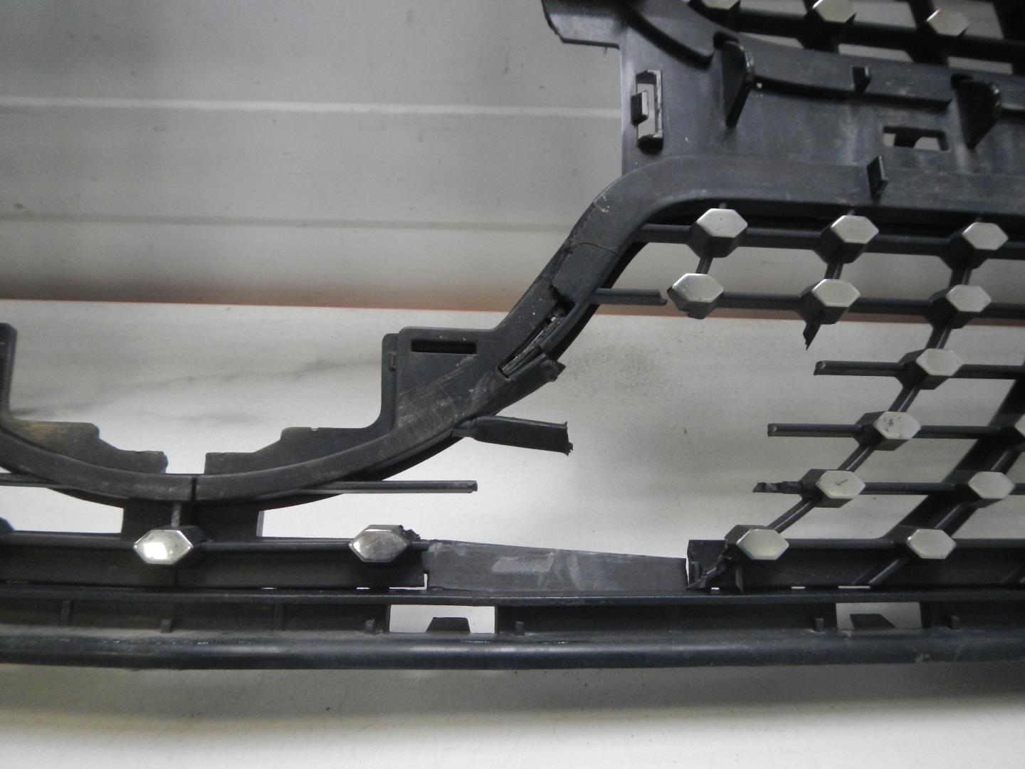 Кронштейн решетки радиатора