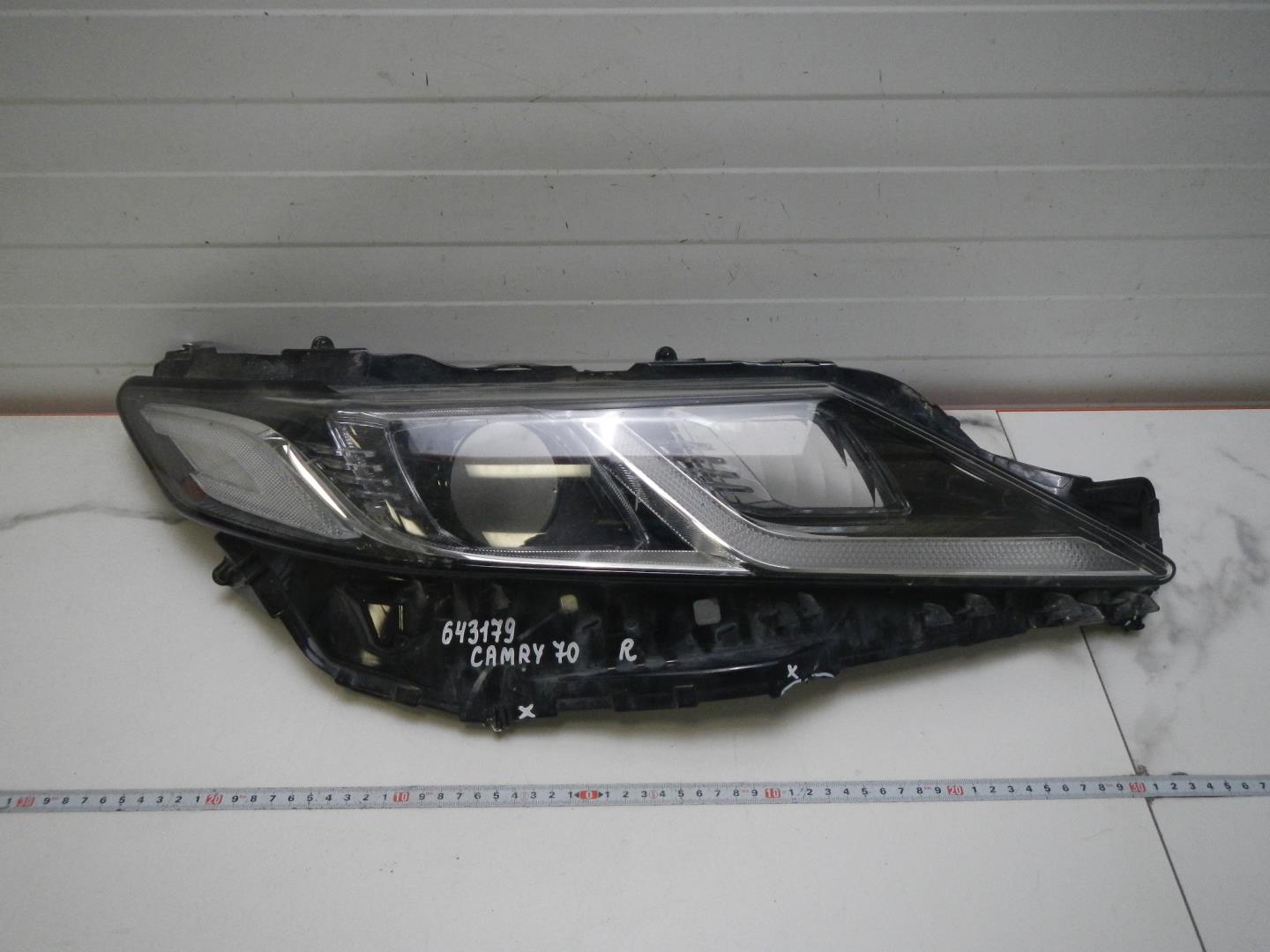 Стекло фары правой