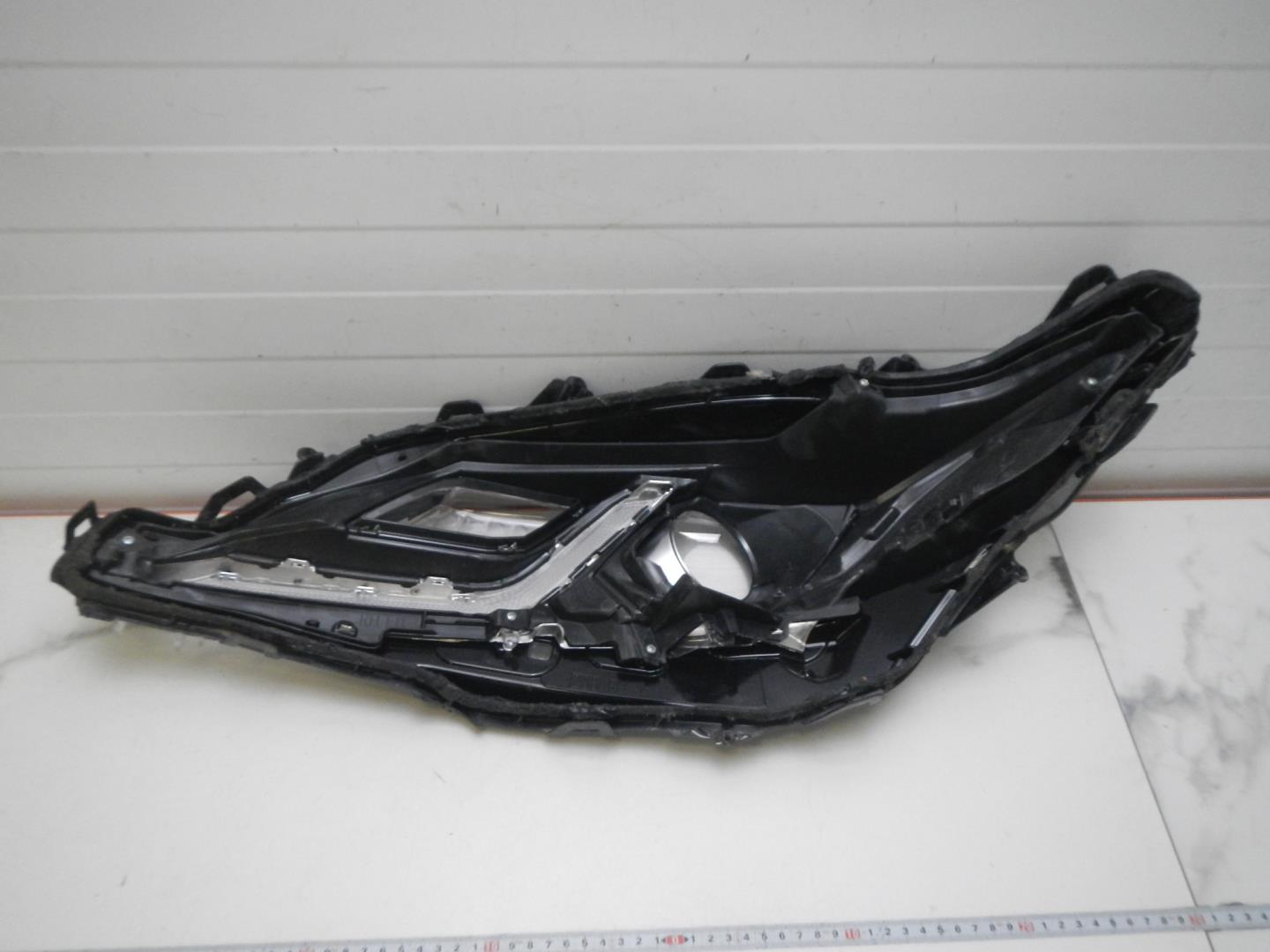 Стекло фары правой