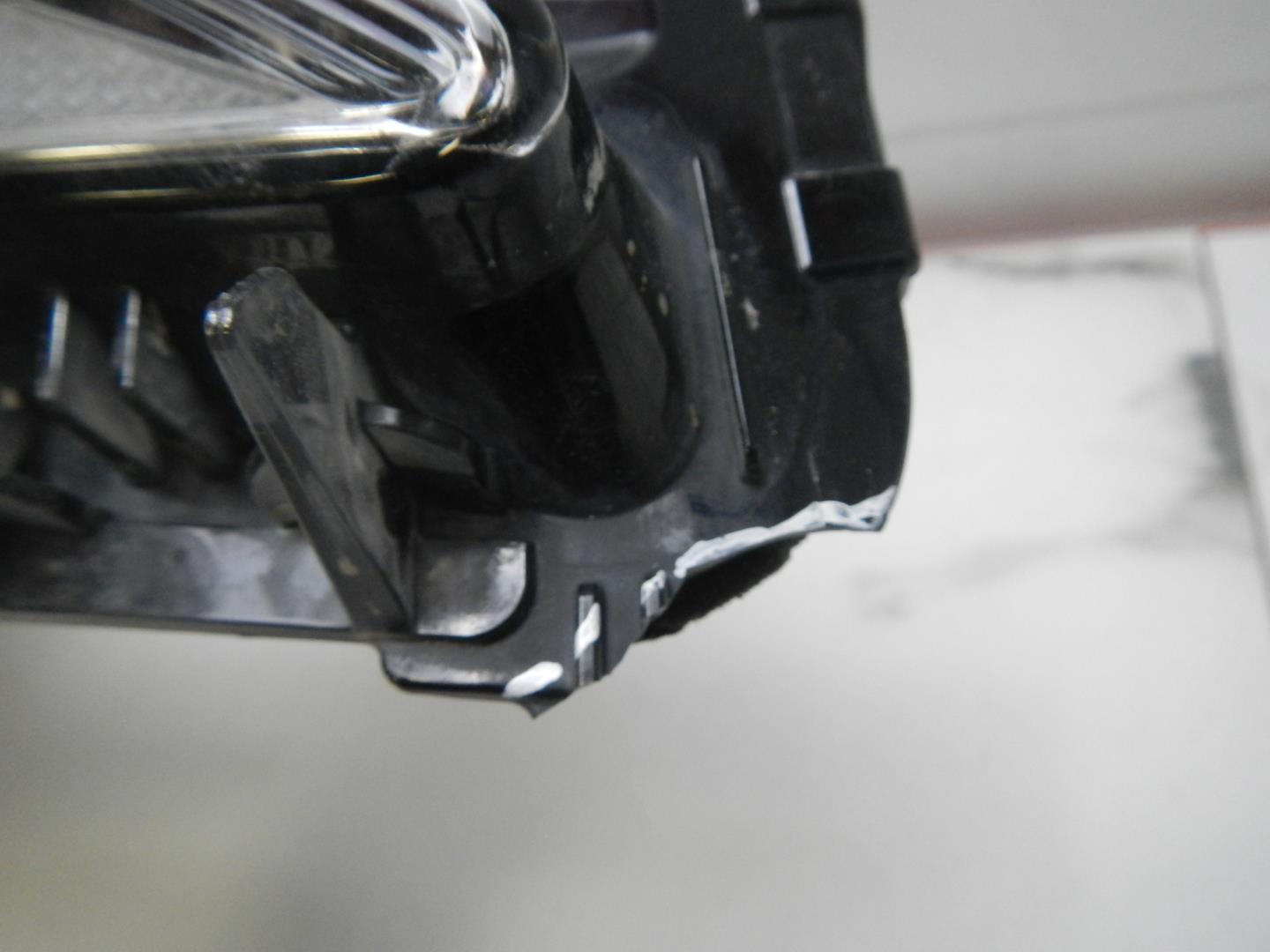 Стекло фары правой