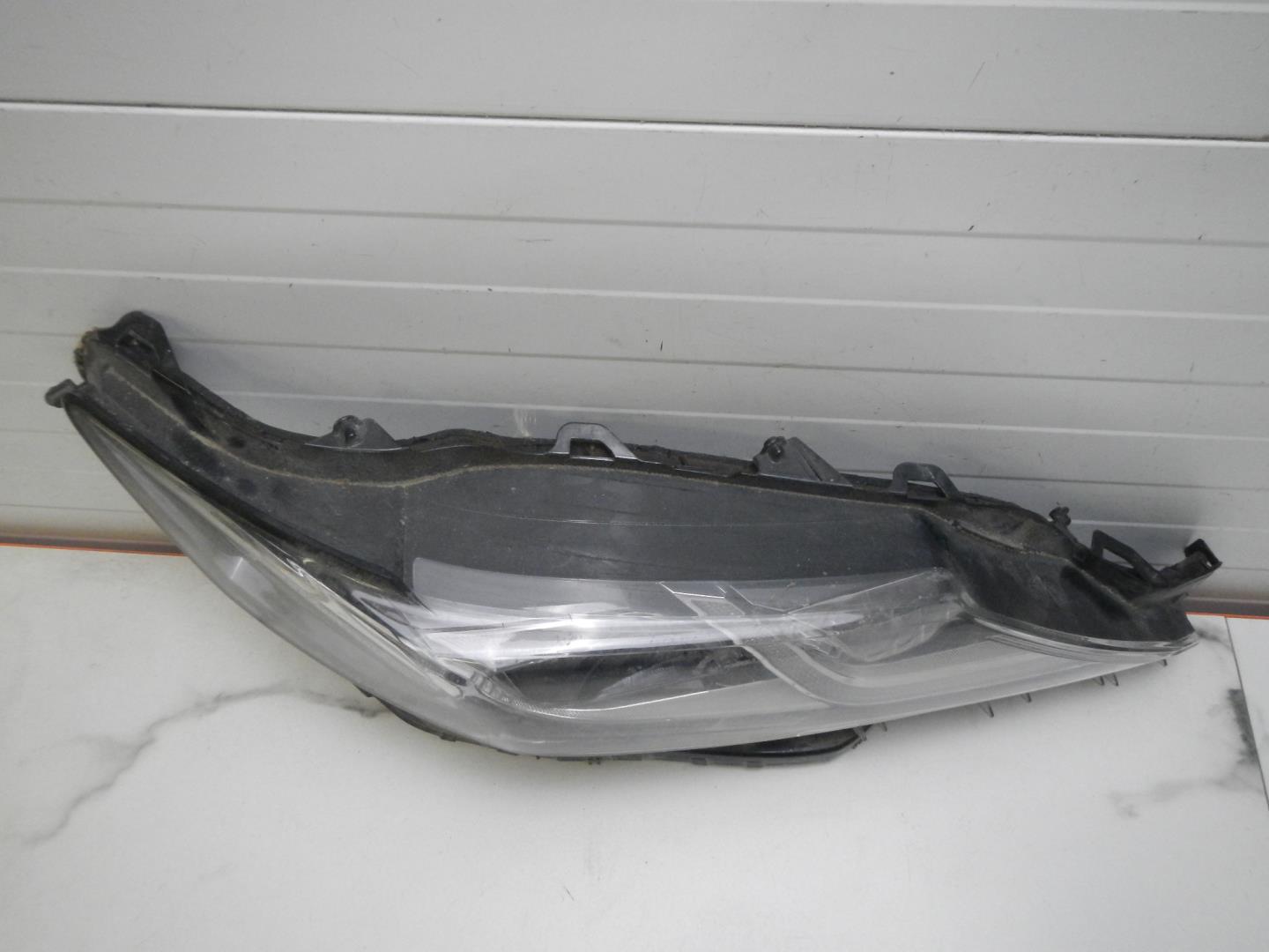 Стекло фары правой