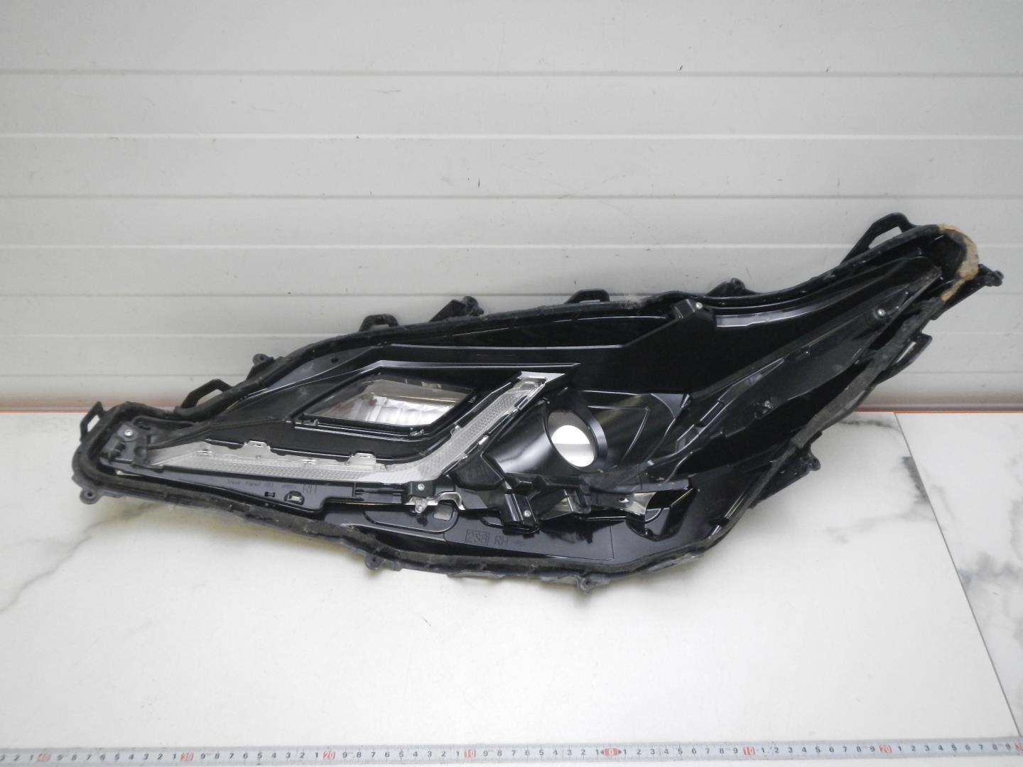 Стекло фары правой