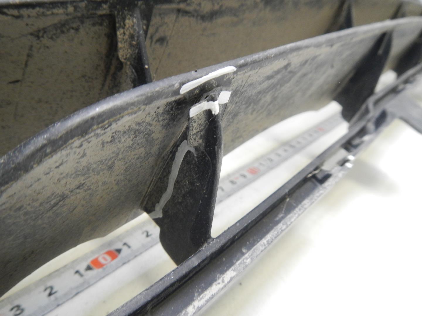 Решетка в бампер центральная