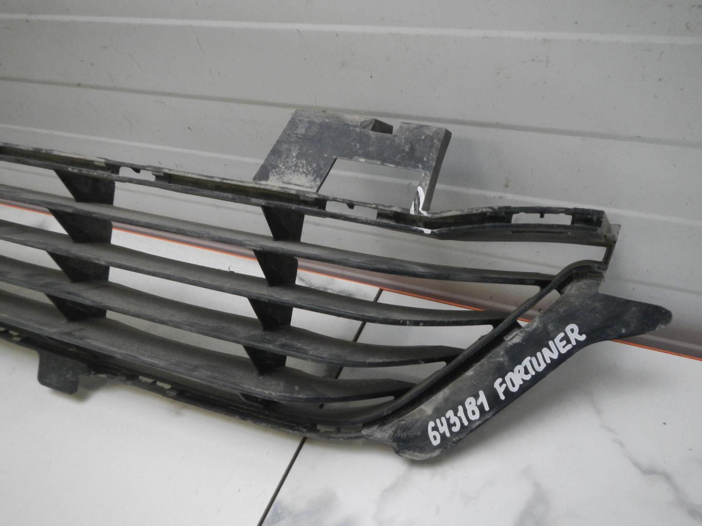 Решетка в бампер центральная