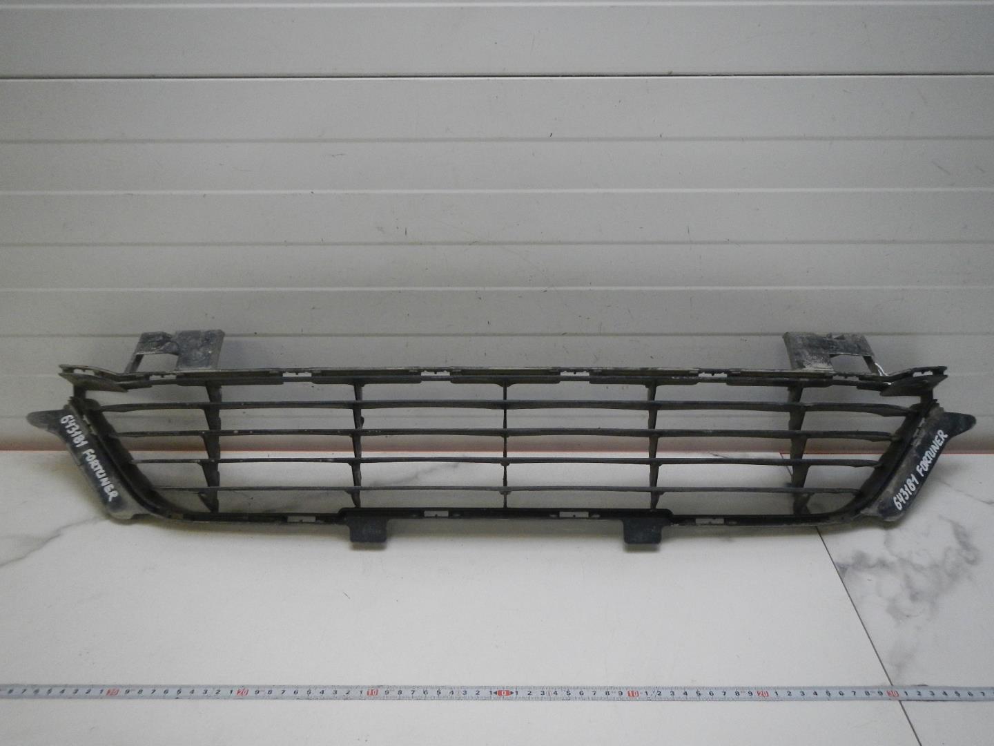 Решетка в бампер центральная
