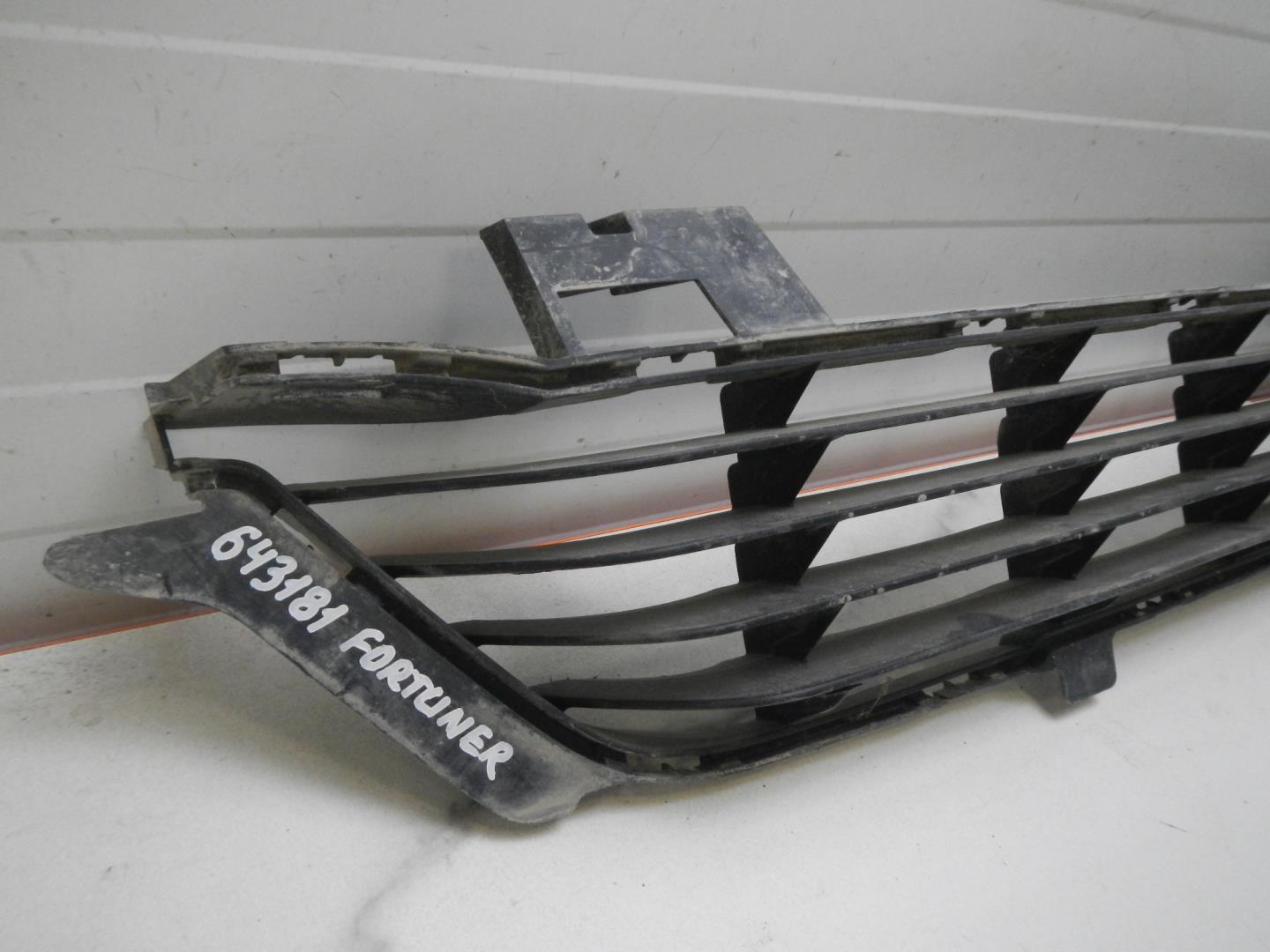 Решетка в бампер центральная