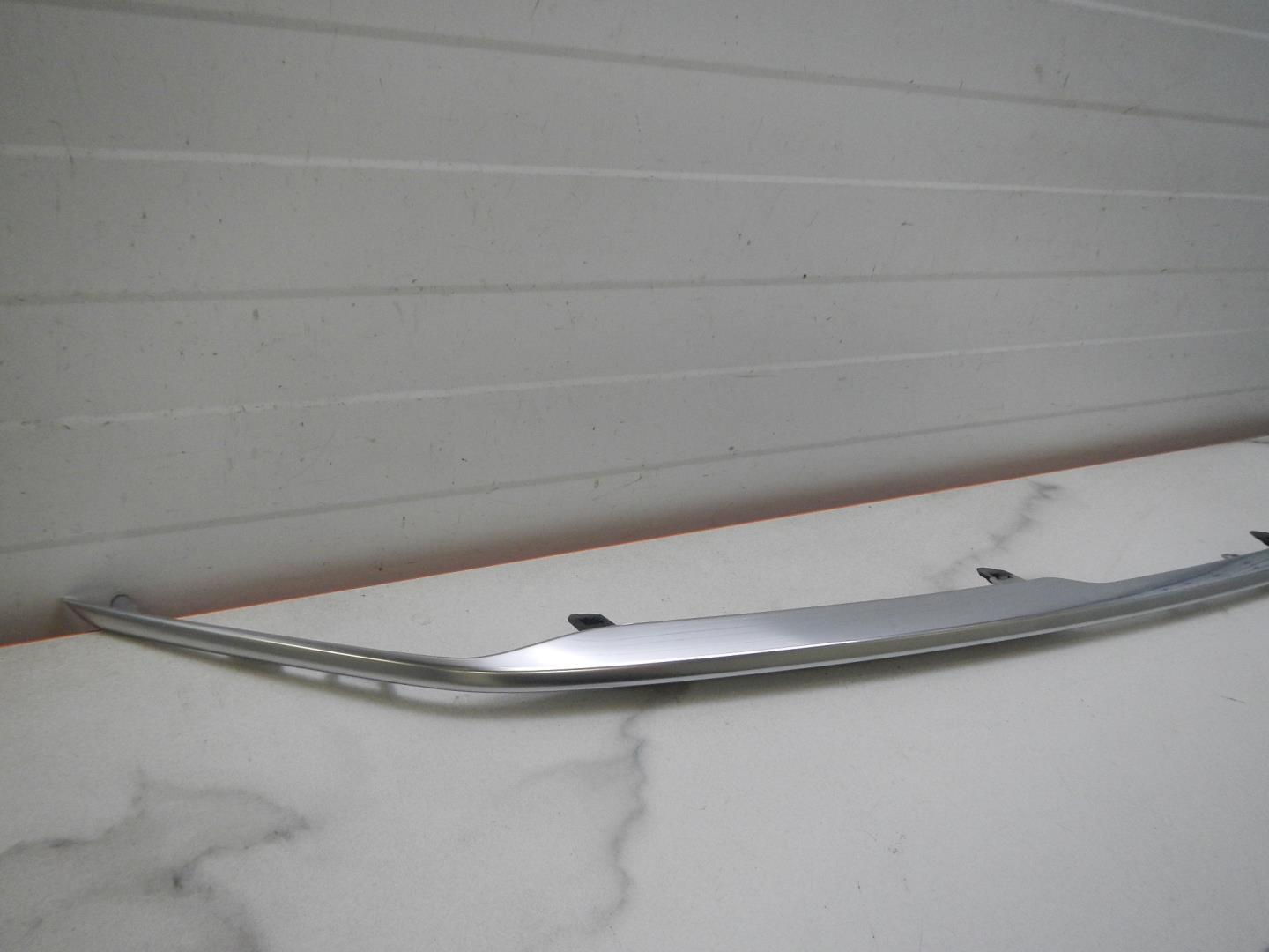 Молдинг переднего бампера