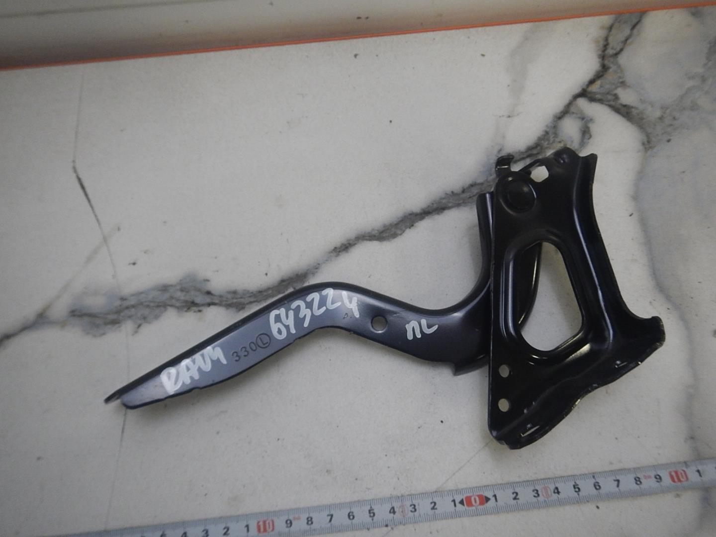 Петля капота левая