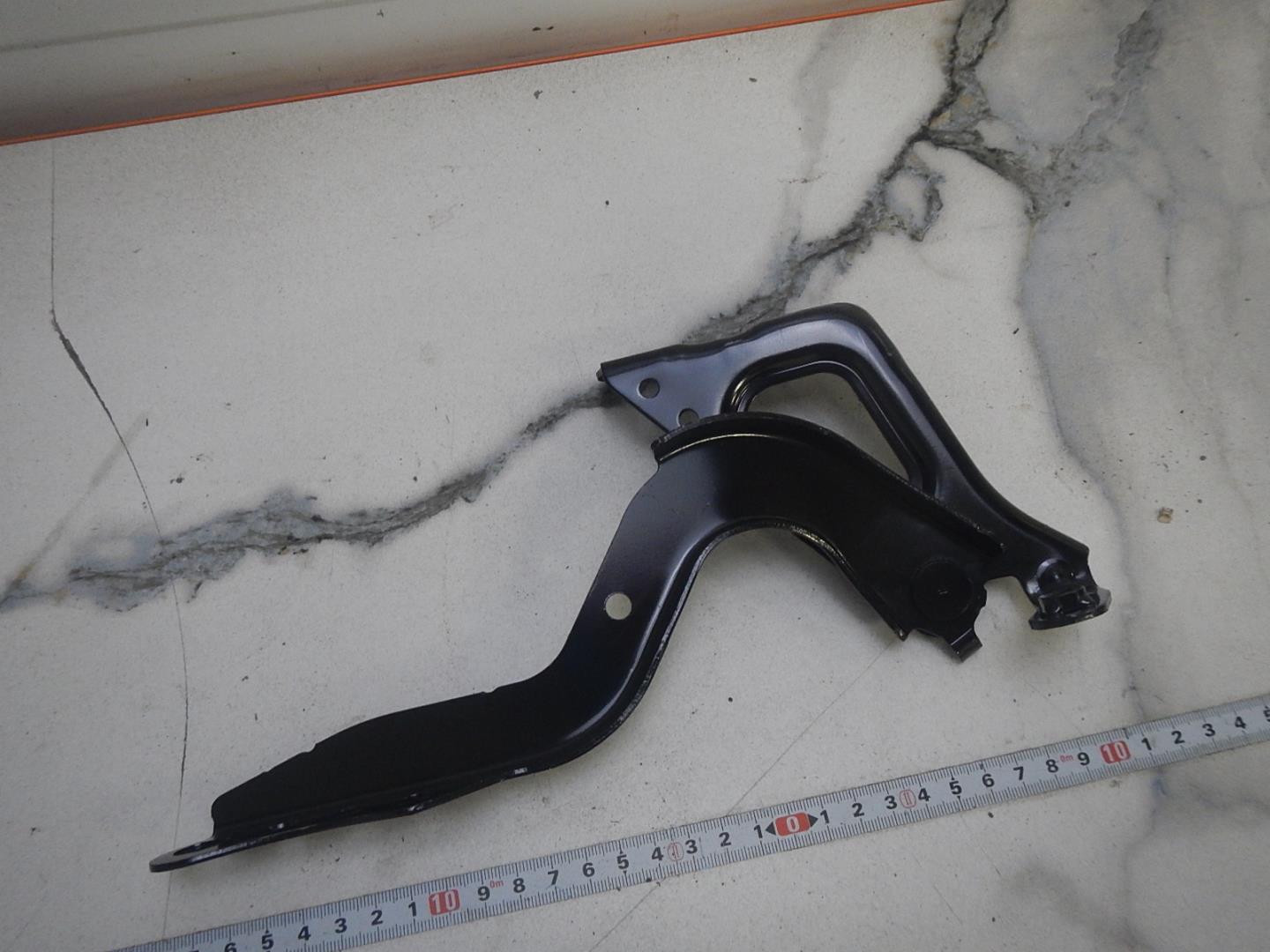 Петля капота левая