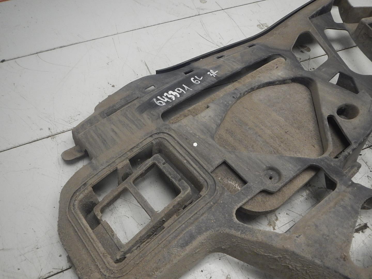 Кронштейн заднего бампера правый