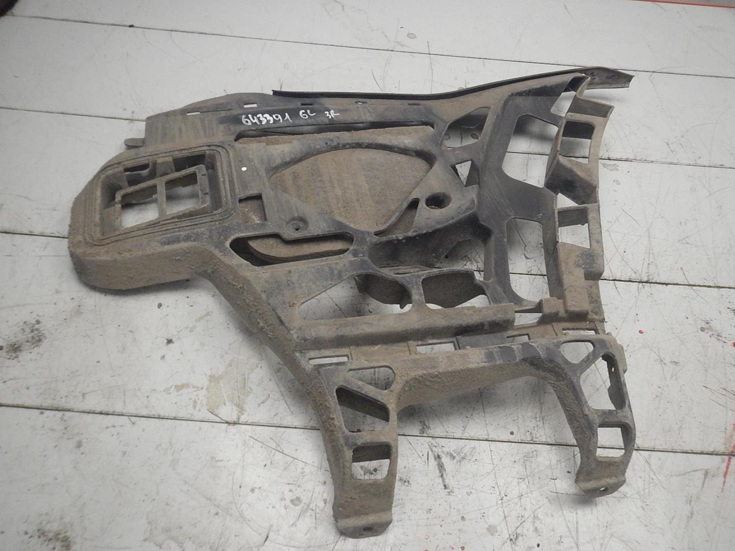 Кронштейн заднего бампера правый