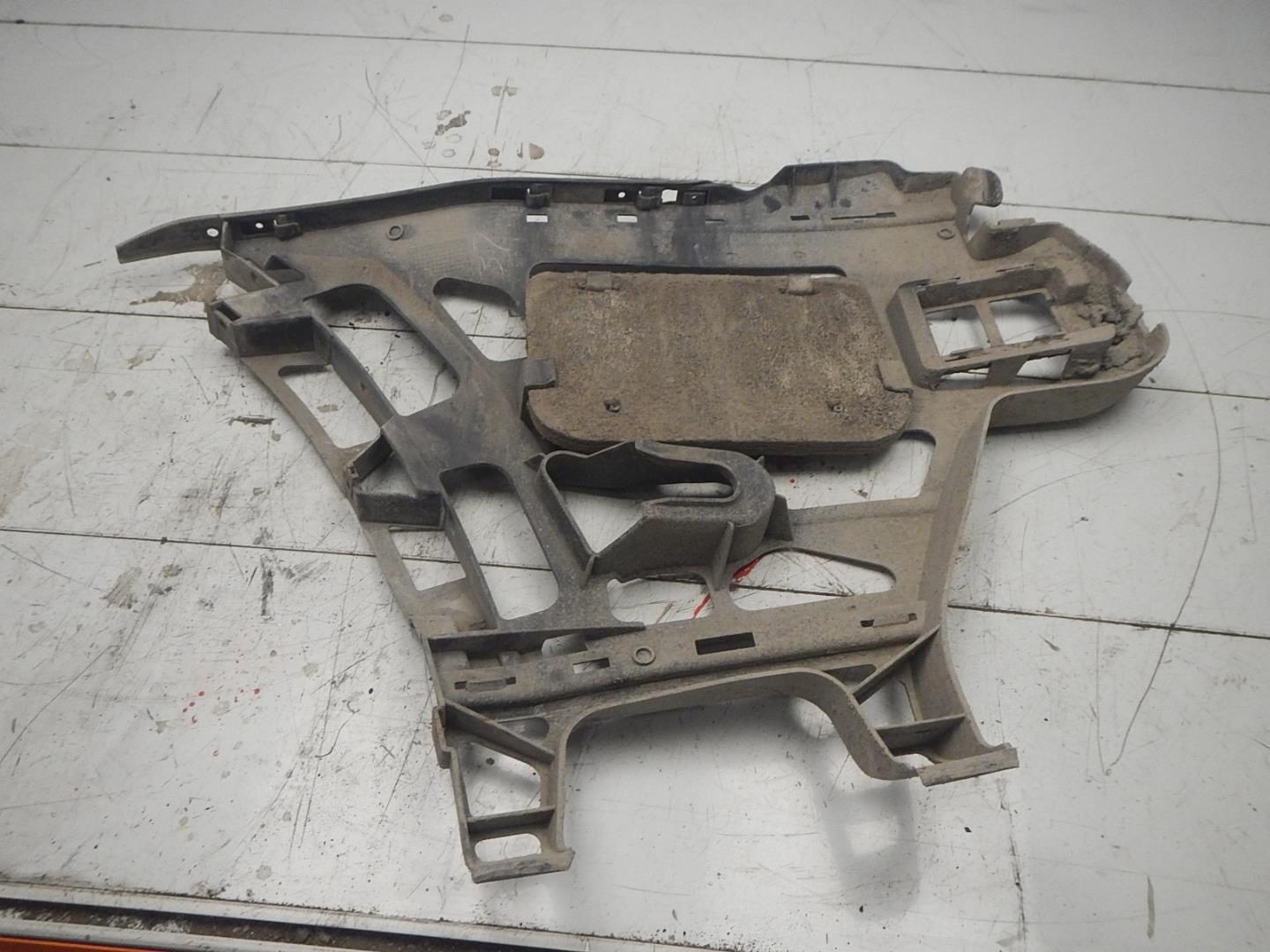 Кронштейн заднего бампера правый