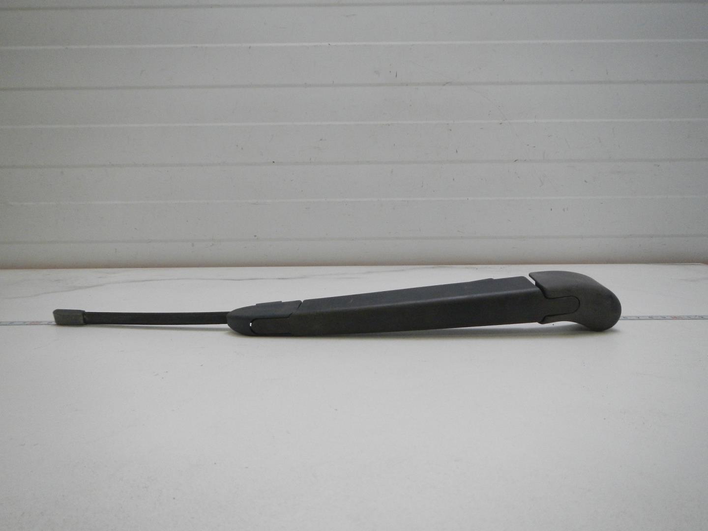 Поводок стеклоочистителя заднего