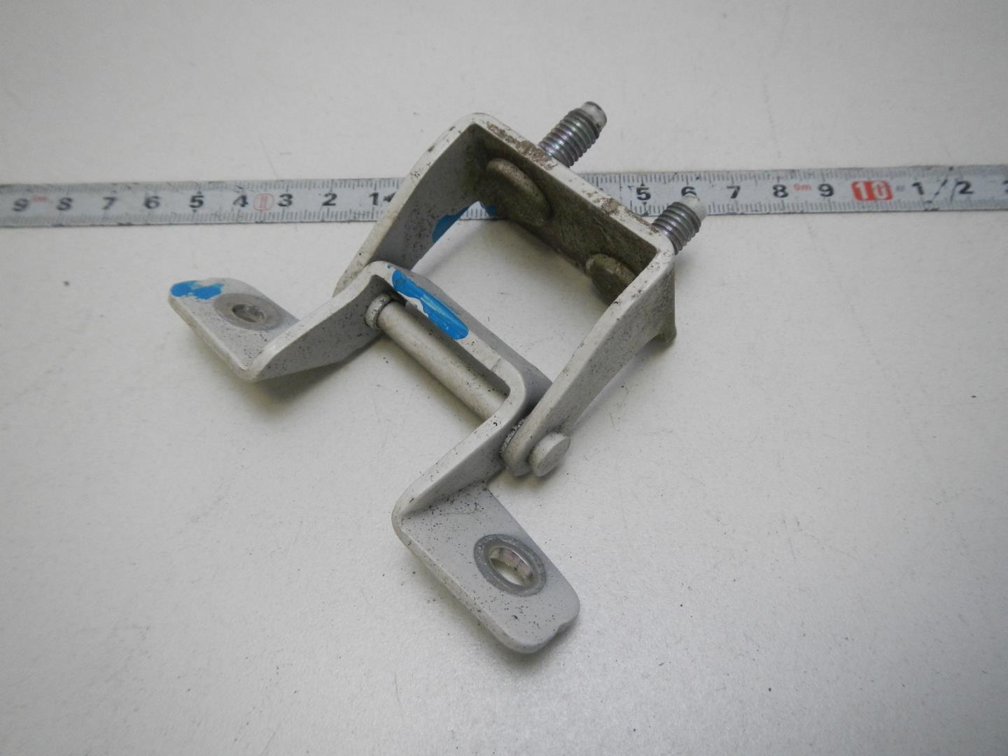 Петля двери багажника