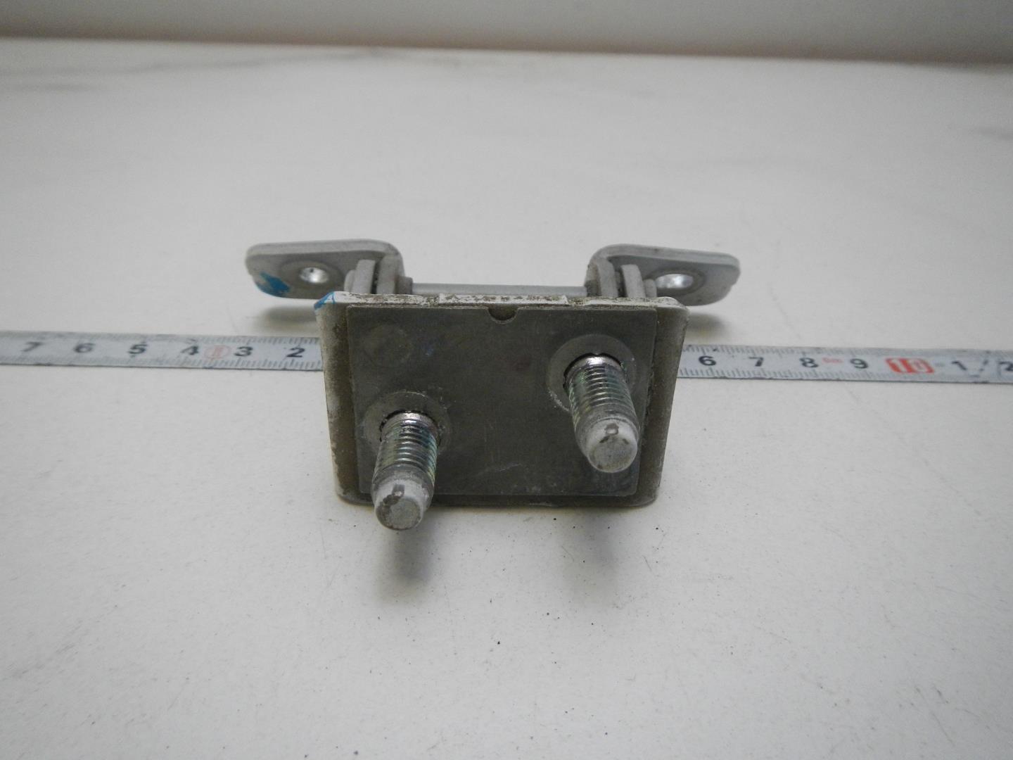 Петля двери багажника