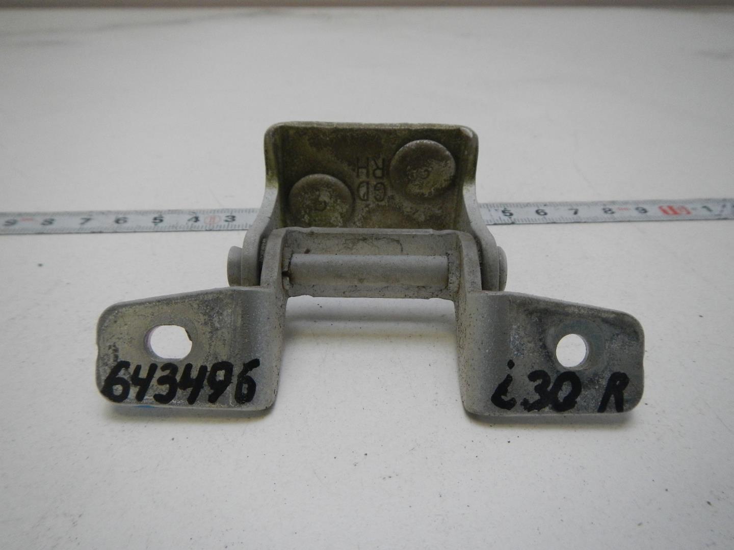 Петля двери багажника