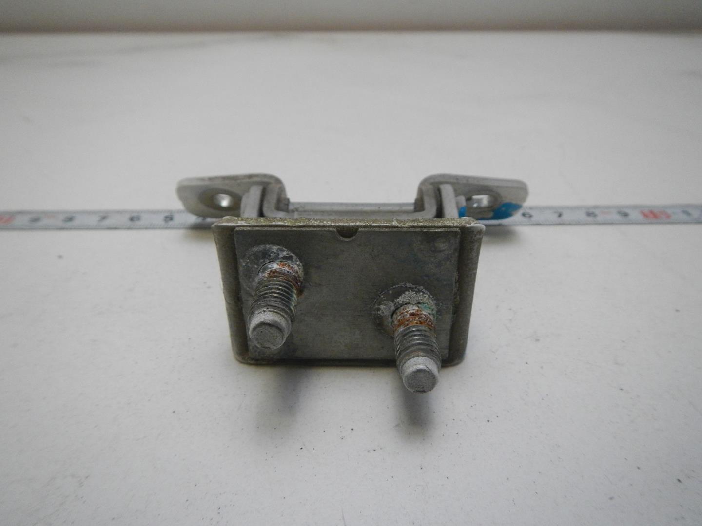 Петля двери багажника