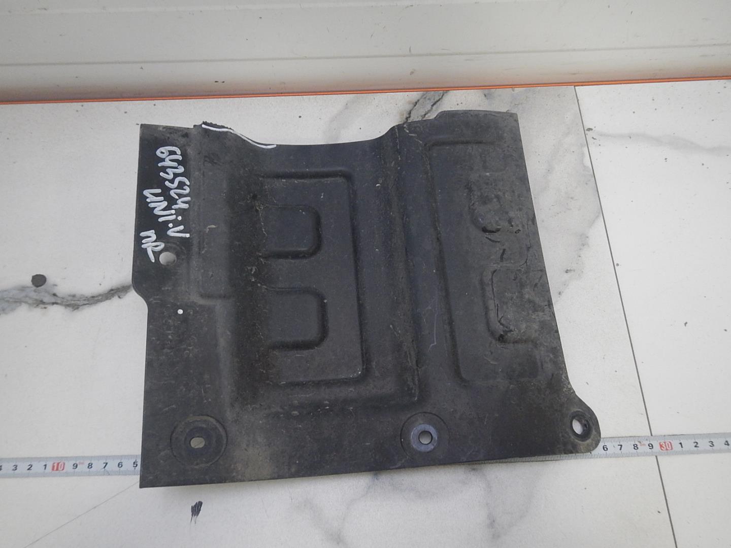 Пыльник двигателя боковой правый