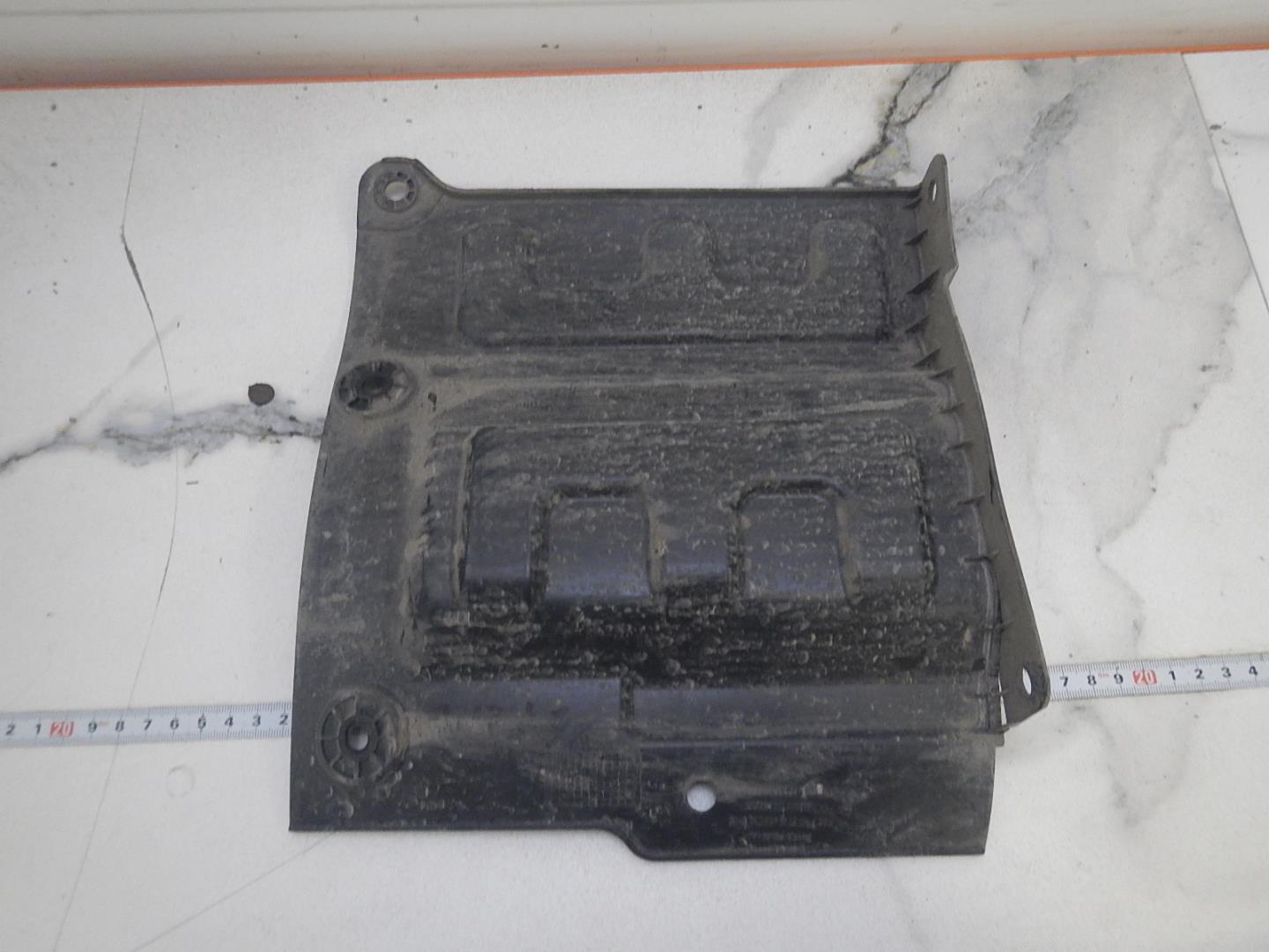 Пыльник двигателя боковой правый