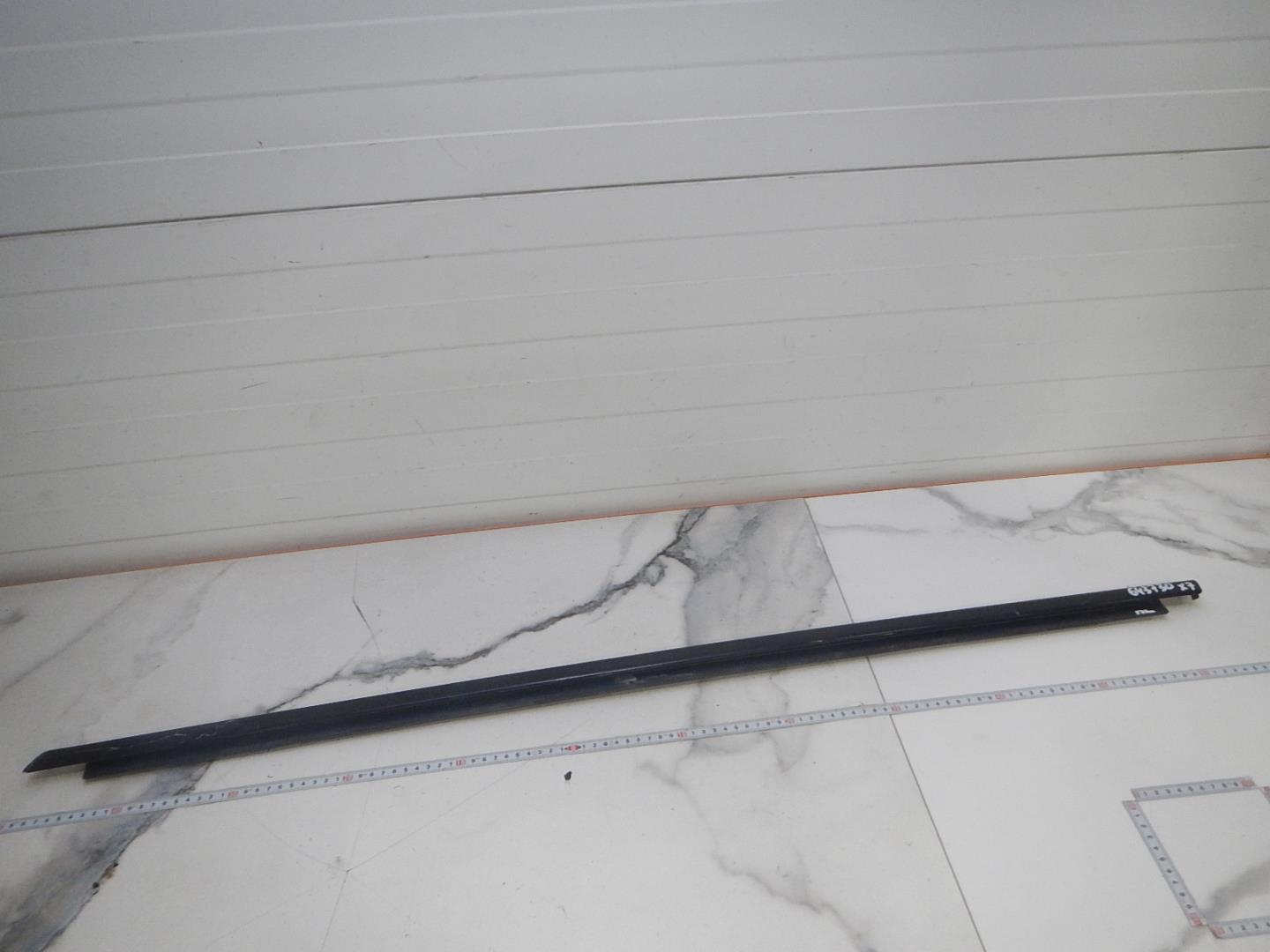 Накладка лобового стекла левая