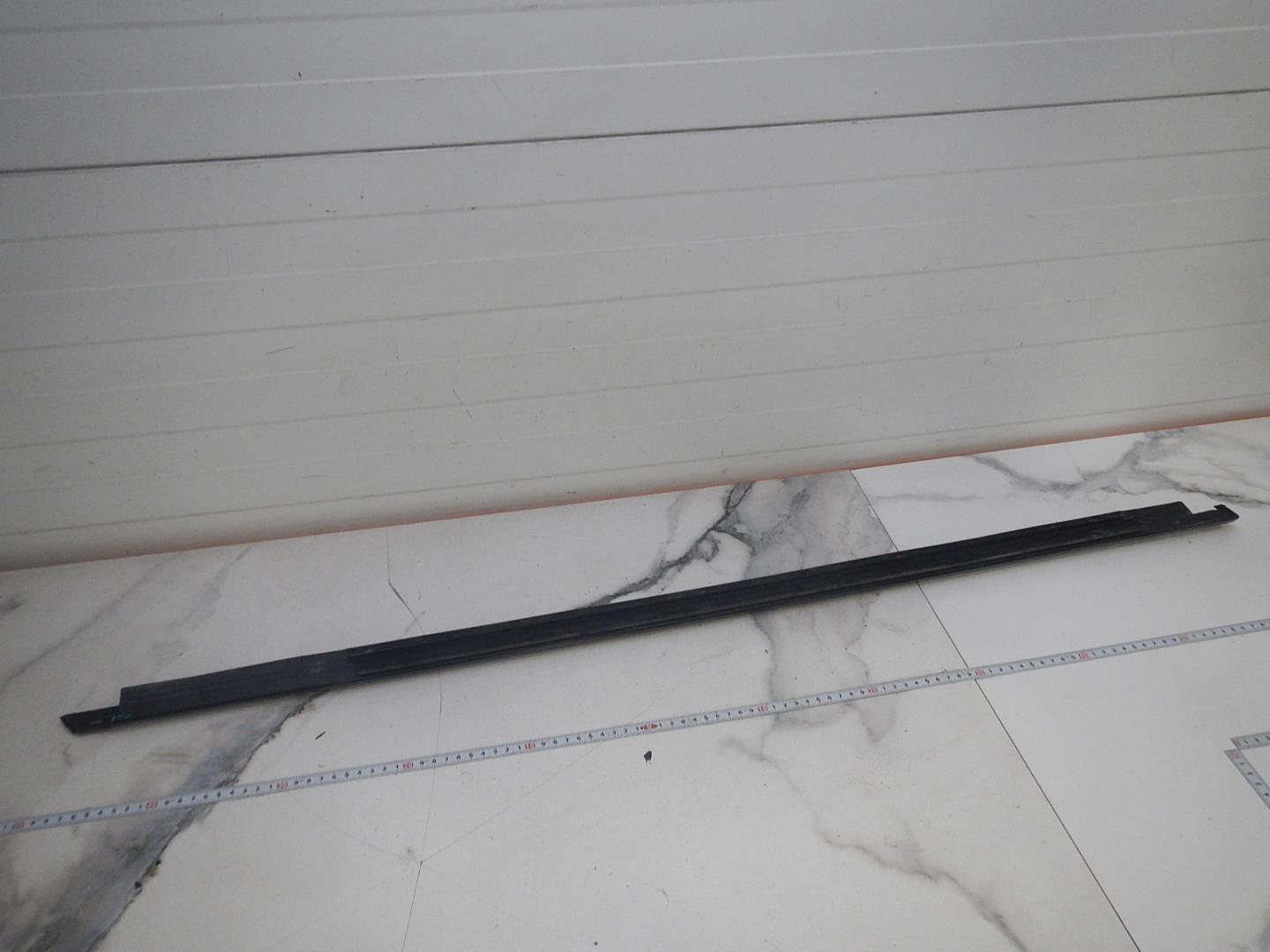 Накладка лобового стекла левая