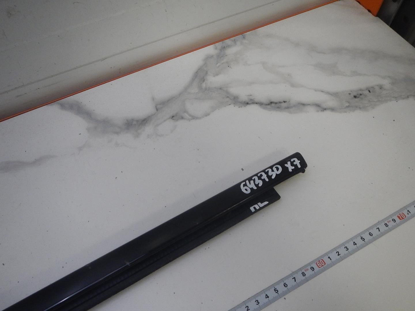 Накладка лобового стекла левая