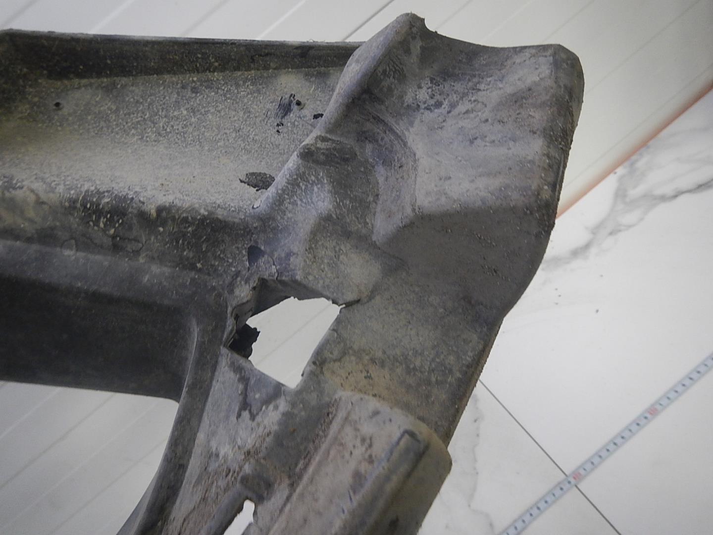 Кронштейн переднего бампера правый