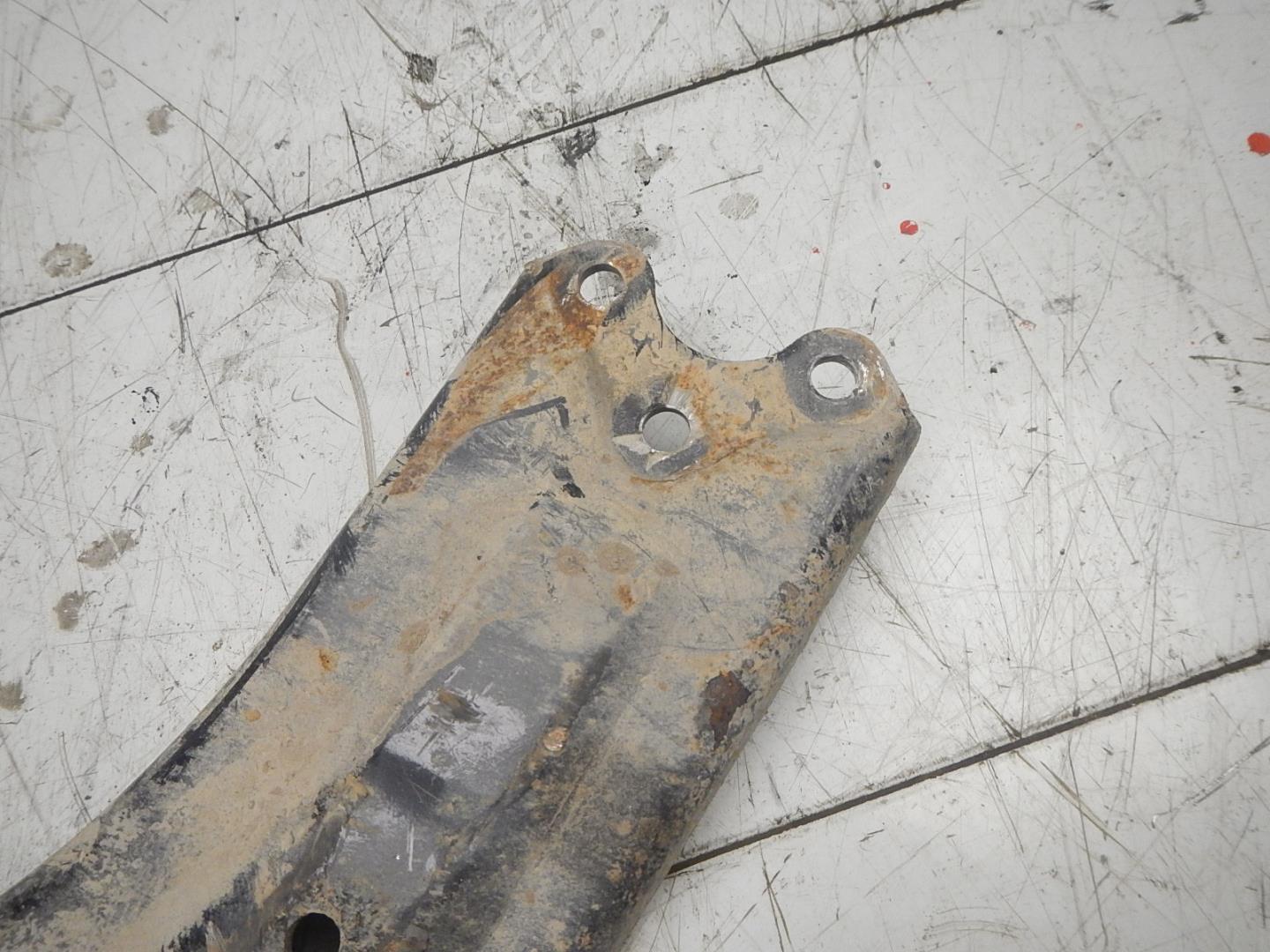 Рычаг передний правый