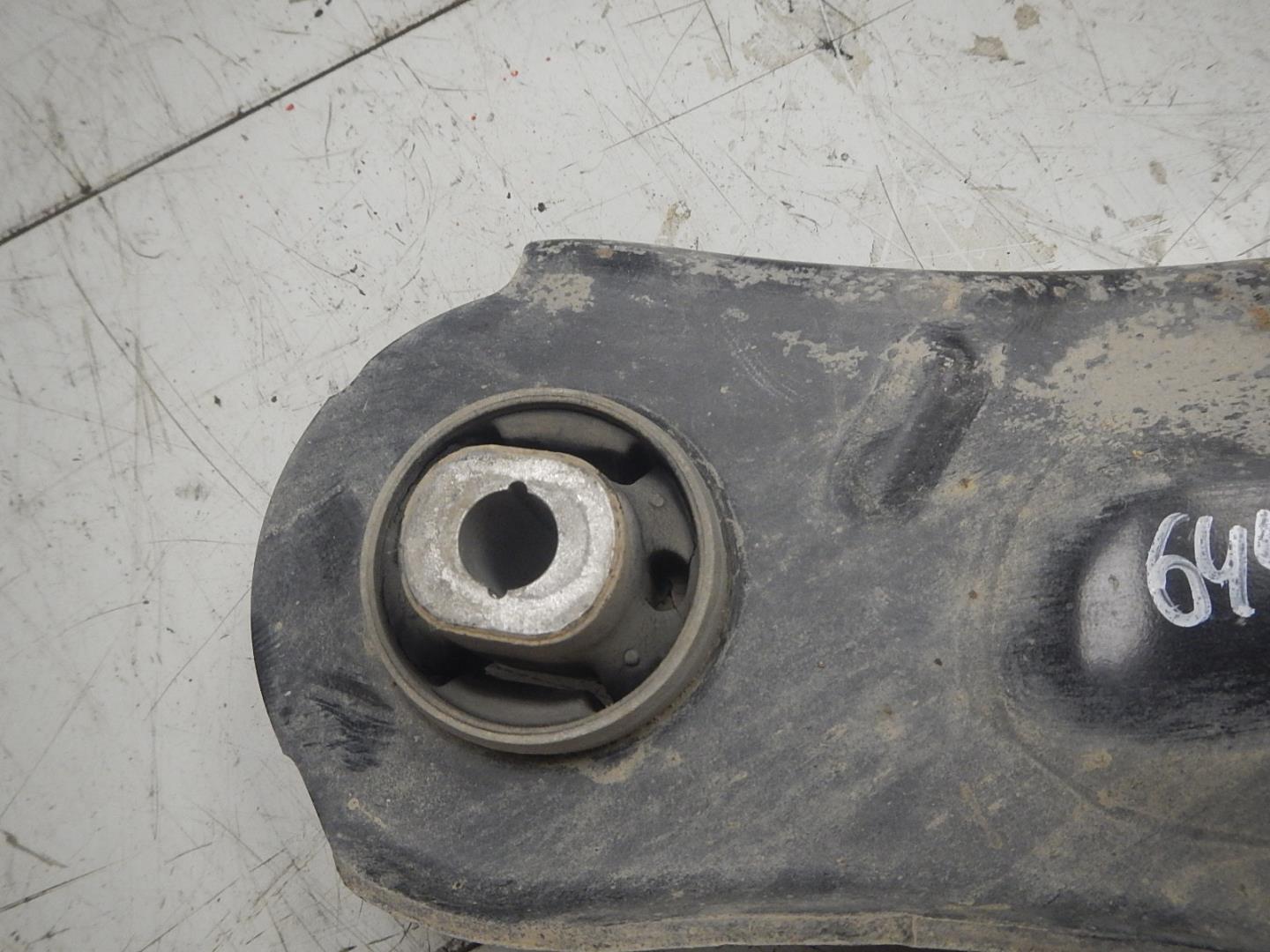 Рычаг передний правый