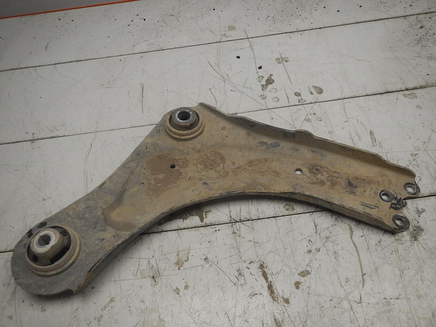 Рычаг передний правый