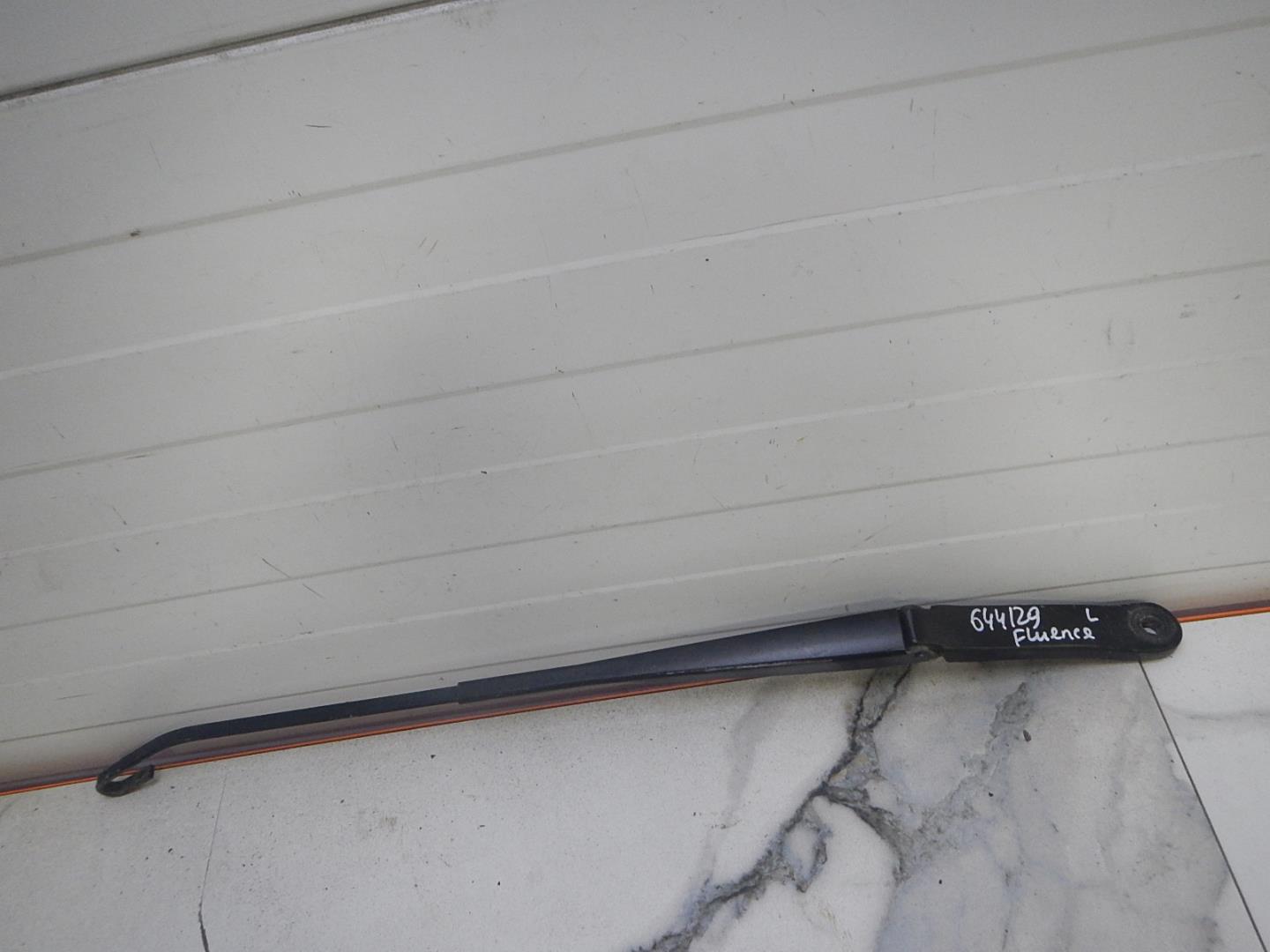 Поводок стеклоочистителя передний левый