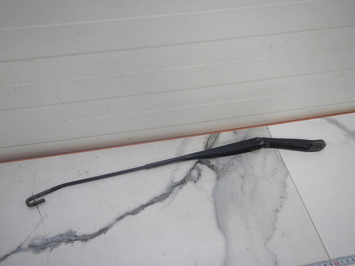 Поводок стеклоочистителя передний левый