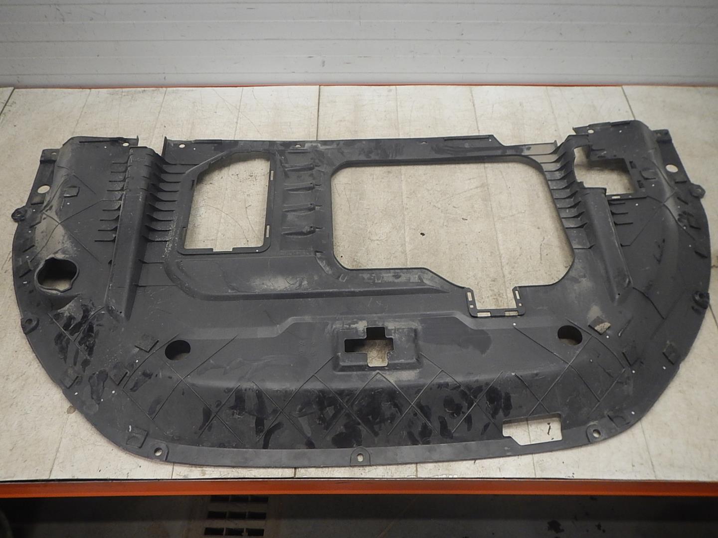 Кожух замка капота