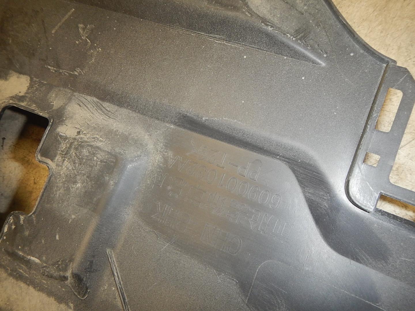 Кожух замка капота