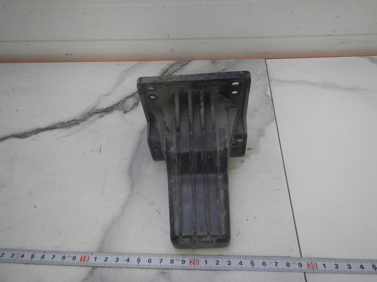 Кронштейн решетки радиатора