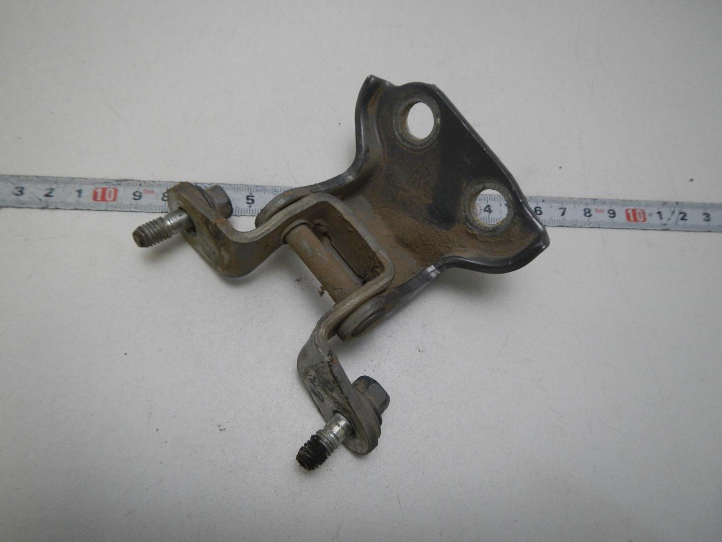 Петля двери задней левой верхняя