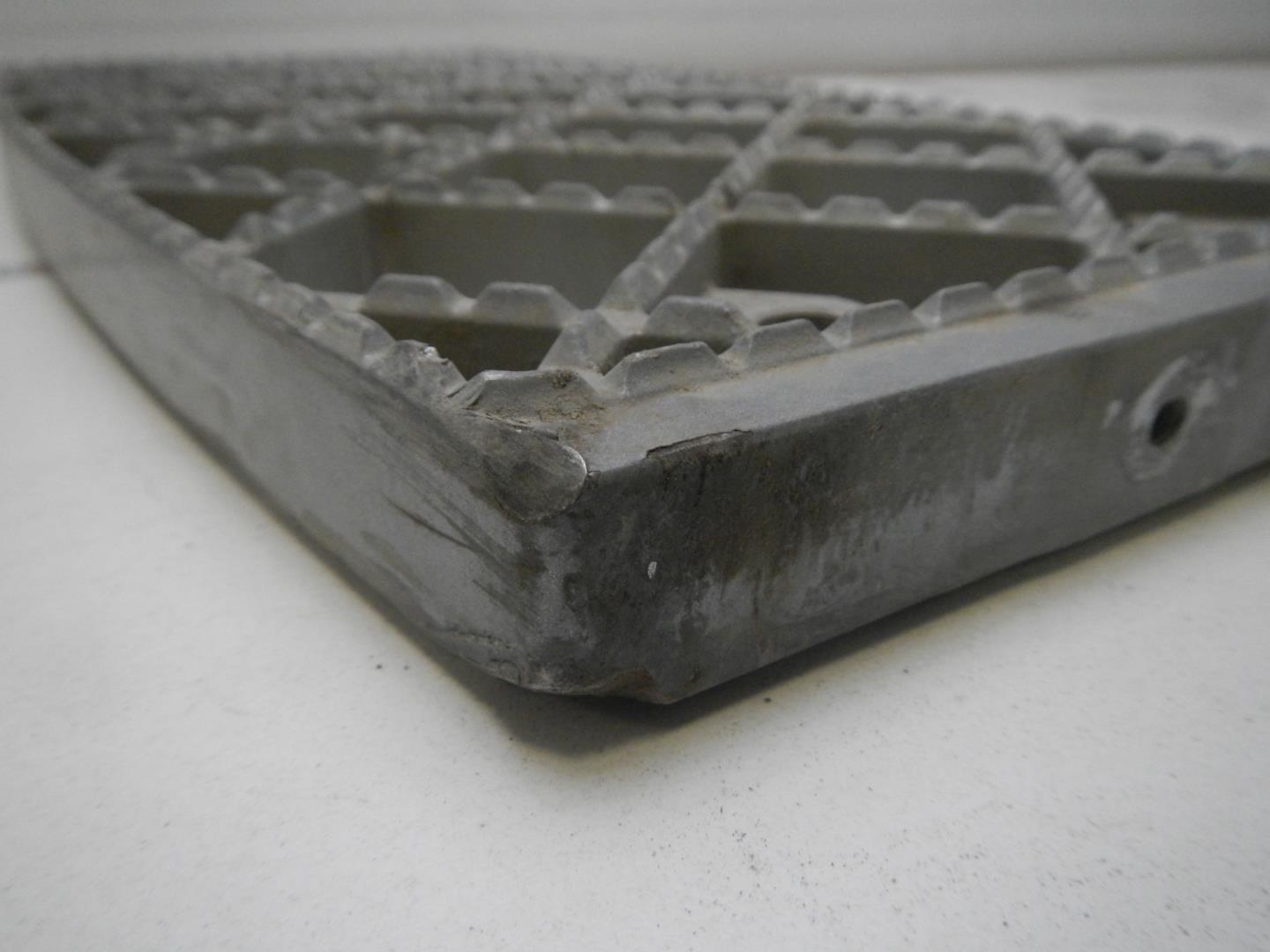 Подножка левая