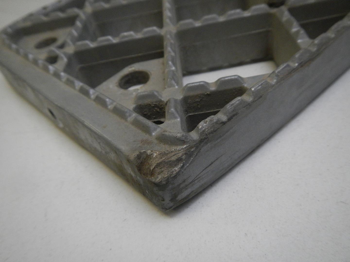 Подножка левая