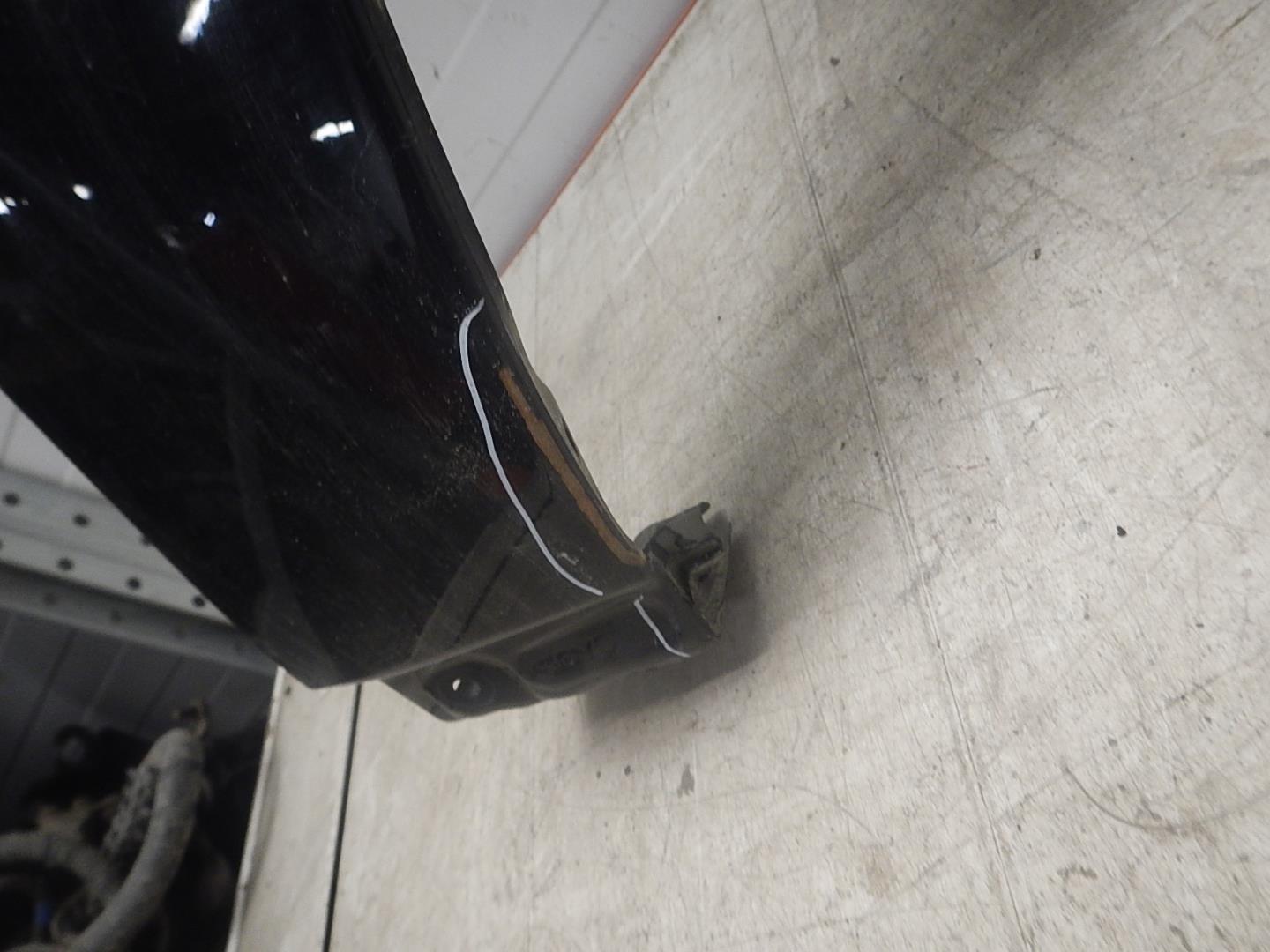 Крыло переднее правое