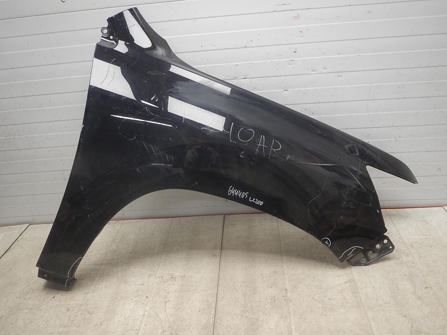 Крыло переднее правое